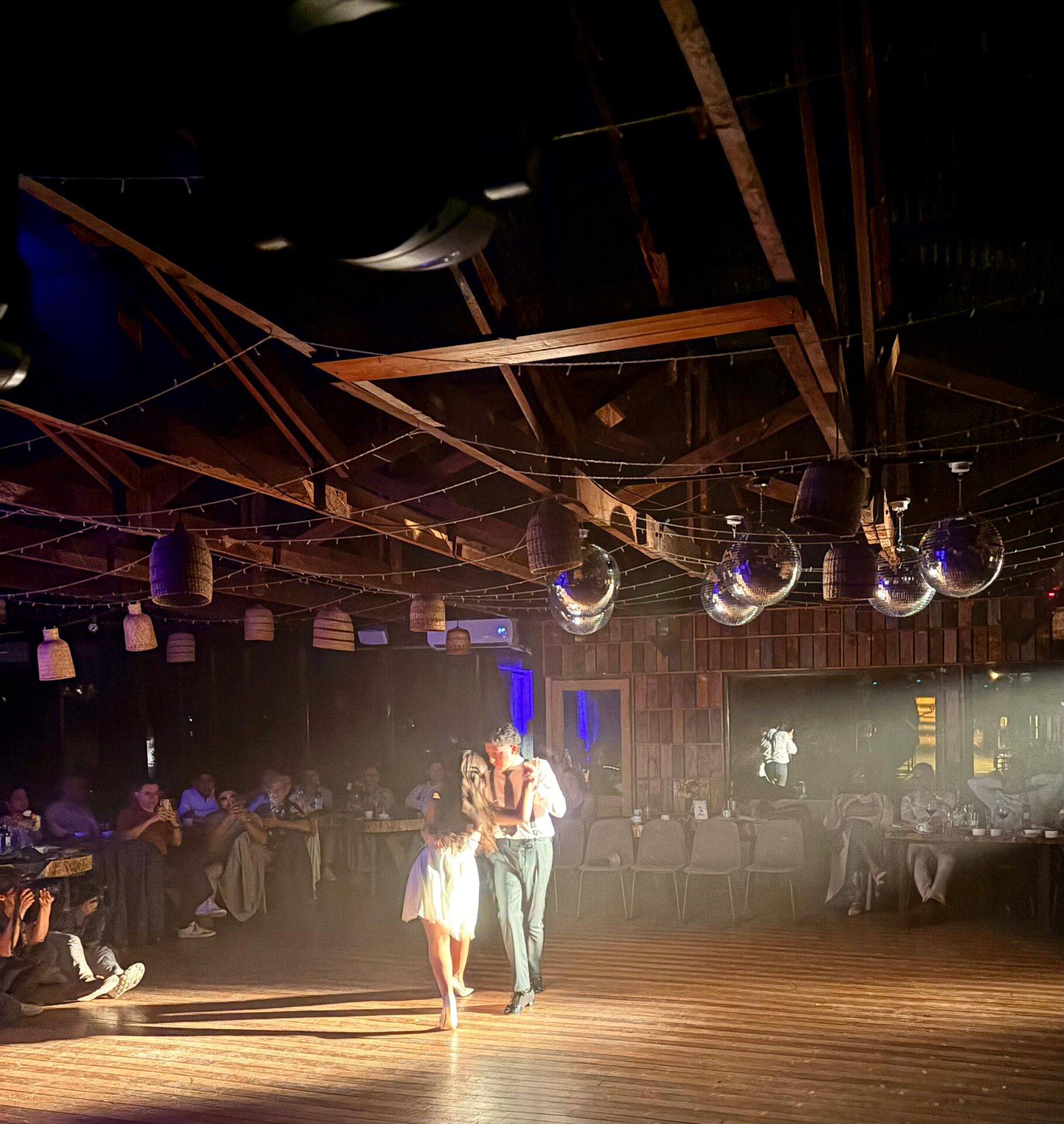 Baile de matrimonio con iluminación